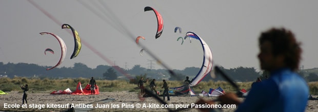 kitesurf : glonfage d’aile depuis la plage Antibes Juan Les Pins