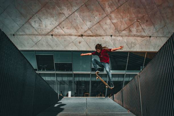 Skateur qui fait une figure acrobatique devant des marches d'escalier