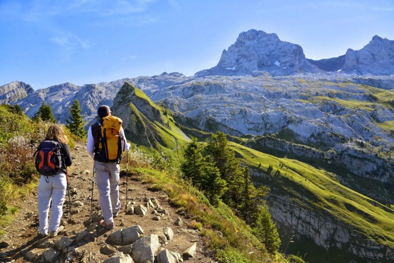 Deux randonneurs au sommet des Alpes