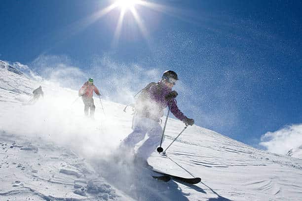 Deux skieurs qui font du hors-piste dans la poudreuse