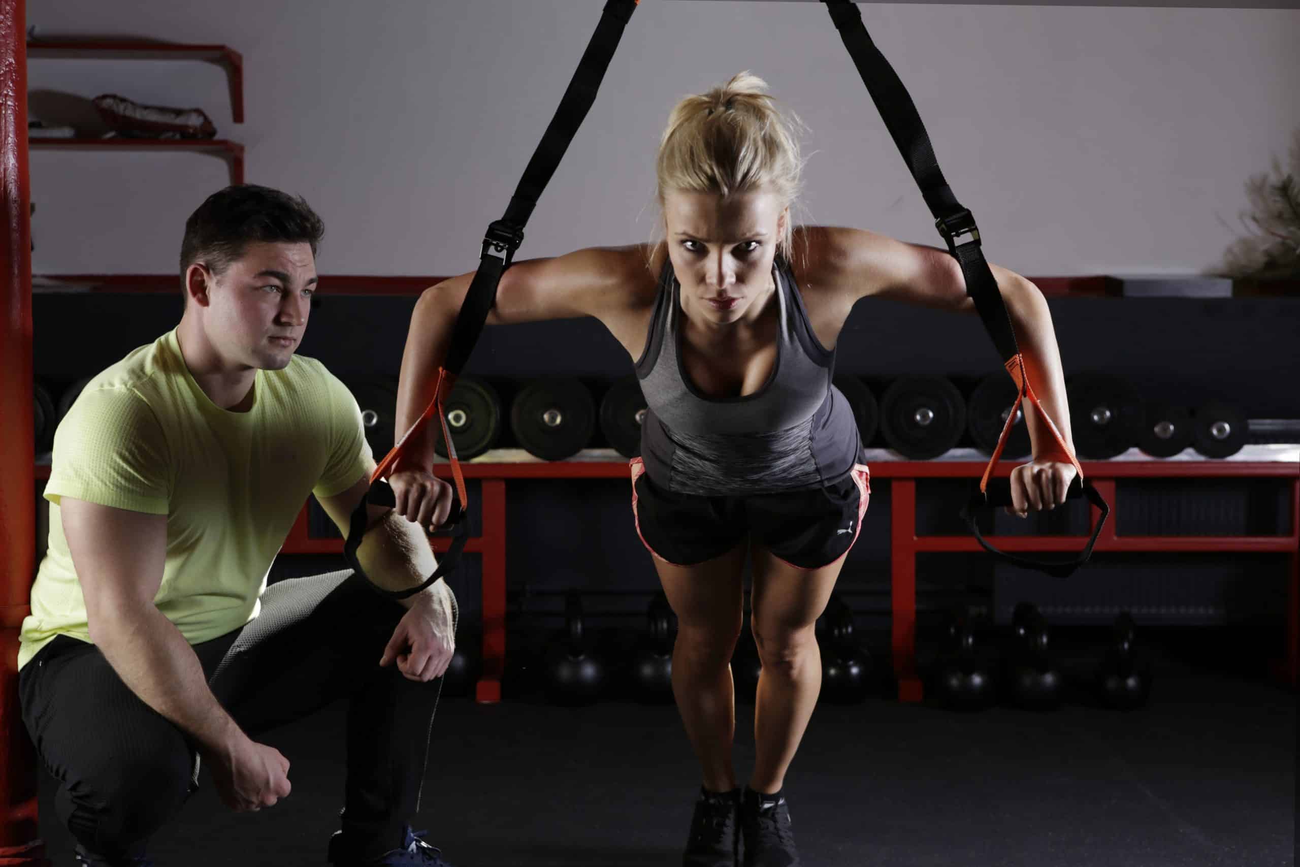 Coach sportif qui entraîne une de ses clientes