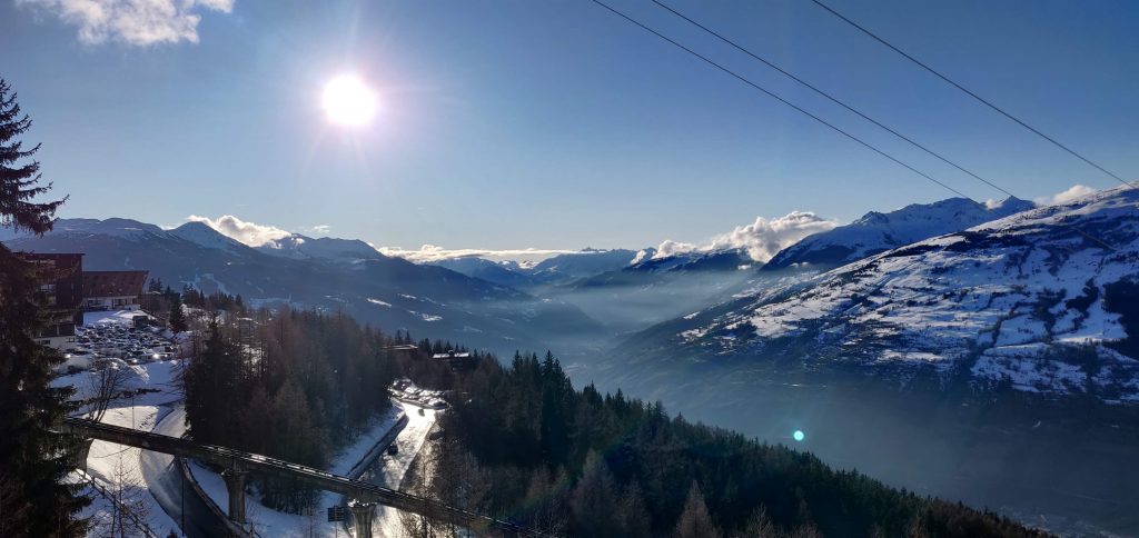 Paysage de montage en hiver aux arcs