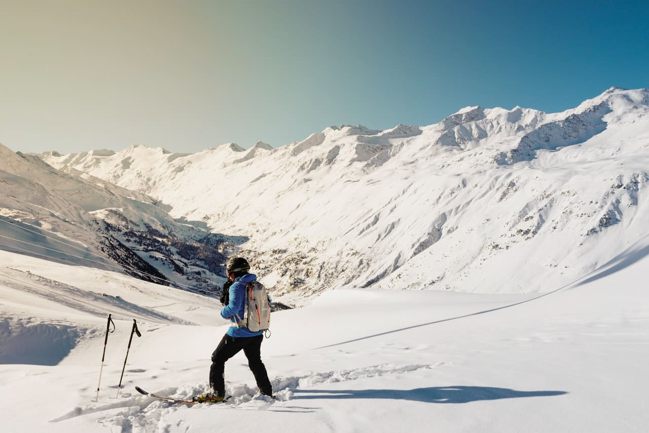 skieur à l'arrêt sur une piste